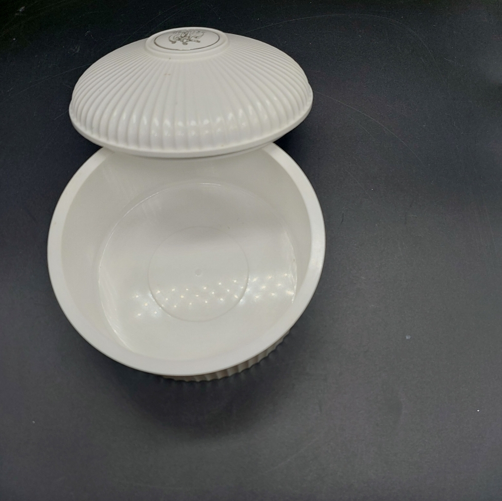 Vintage Parfums Nina Ricci Dusting Powder Empty Round Box & Cover Collectable - Picture 3 of 4